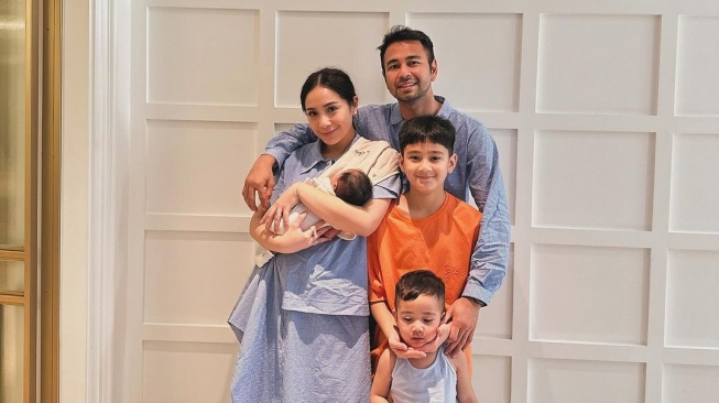 Foto keluarga Raffi Ahmad dan Nagita Slavina dengan Rafathar, Rayyanza, dan baby Lily. (Instagram/@raffinagita1717)