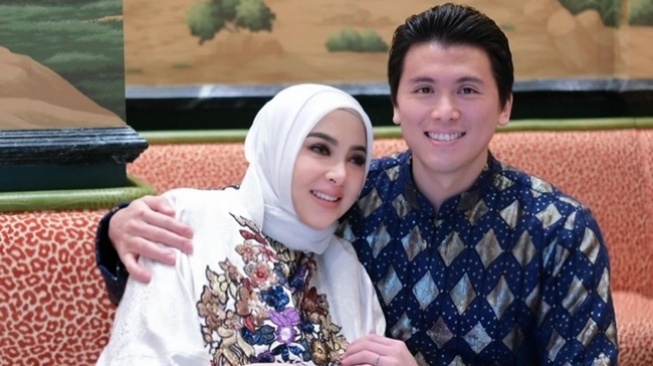 Syahrini Kedapatan Makan Caviar di Tengah Kabar Kehamilan, Memang Boleh?