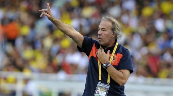 Pelatih kepala Portugal Ilidio Vale bereaksi selama pertandingan sepak bola Piala Dunia U-20 FIFA yang diadakan di stadion Pascual Guerrero di Cali, departemen Valle del Cauca, Kolombia, pada 9 Agustus 2011. Portugal menang 1-0. FOTO AFP / Luis ROBAYOLUIS ROBAYO / AFP