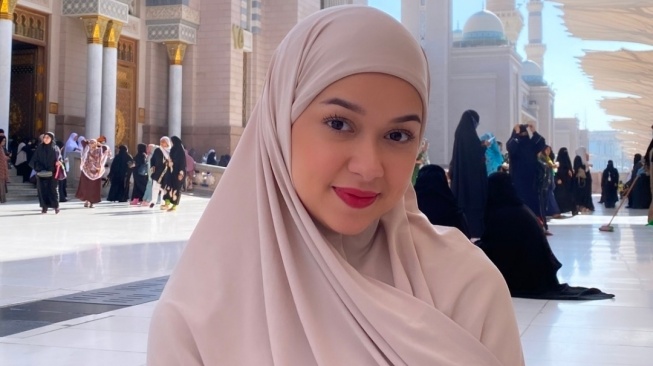 Potret Cantik Rebecca Klopper Berhijab Saat Umroh (Instagram)