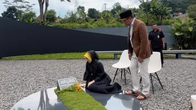 Ridwan Kamil dan Atalia Praratya Ziarah ke Makam Eril Tapi Sedih Tak Bisa Tabur Bunga, Gimana Hukumnya Dalam Islam?