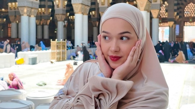 Umbar Foto Ibadah Umrah, Penampilan Rebecca Klopper Jadi Alim dan Adem