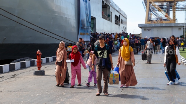 Sejumlah pemudik yang menggunakan KRI Banda Aceh-593 tiba di Dermaga Komando Lintas Laut Militer (Kolinlamil), Tanjung Priok, Jakarta, Senin (15/4/2024). [Suara.com/Alfian Winanto]