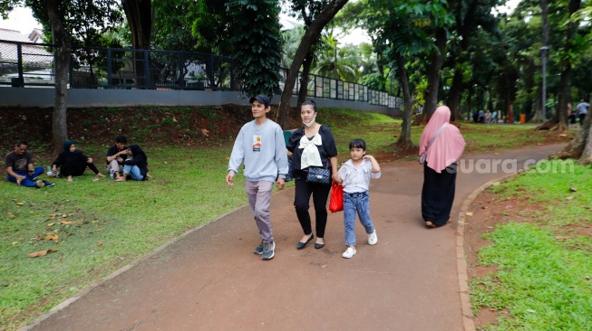 Sejumlah warga saat berwisata di Tebet Eco Park, Tebet, Jakarta, Senin (15/4/2024). [Suara.com/Alfian Winanto]