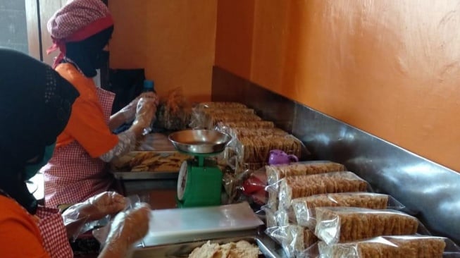 Oleh-oleh Khas Keripik Tempe Rohani Sukses Kembangkan Usaha Berkat Pinjaman BRI