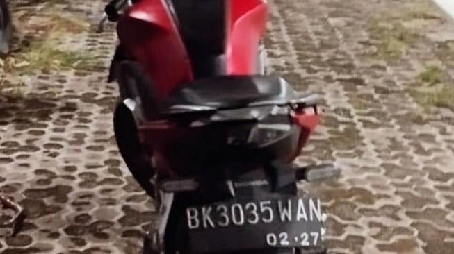 Kendaraan motor yang menabrak anak dan keponakan aktor Teuku Rifnu Wikana (Instagram/@rifnuwikana)