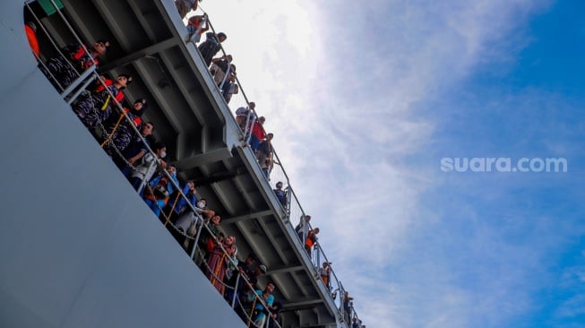 Sejumlah pemudik berada di atas KRI Banda Aceh-593 saat tiba di Dermaga Komando Lintas Laut Militer (Kolinlamil), Tanjung Priok, Jakarta, Senin (15/4/2024). [Suara.com/Alfian Winanto]