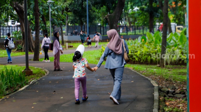 Sejumlah warga saat berwisata di Tebet Eco Park, Tebet, Jakarta, Senin (15/4/2024). [Suara.com/Alfian Winanto]