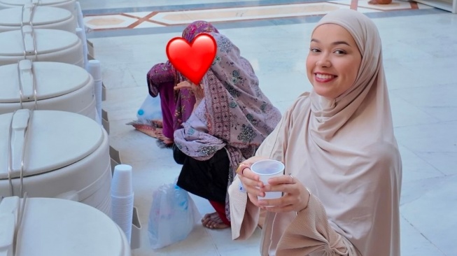 Potret Cantik Rebecca Klopper Berhijab Saat Umroh (Instagram)