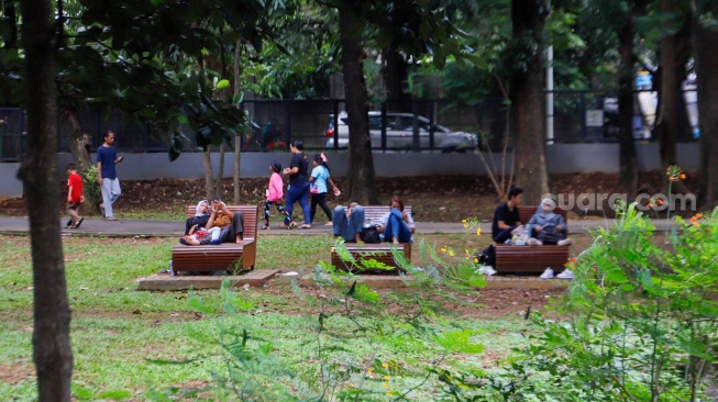 Sejumlah warga saat berwisata di Tebet Eco Park, Tebet, Jakarta, Senin (15/4/2024). [Suara.com/Alfian Winanto]