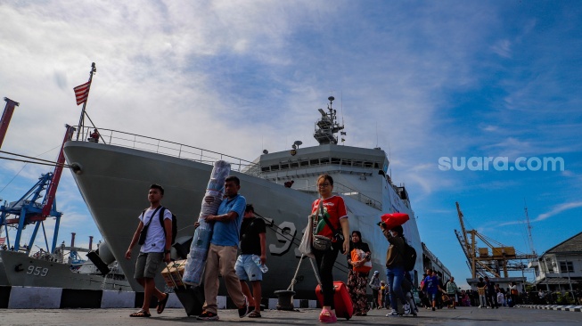 Pemudik Dengan Kapal Perang Tiba di Pelabuhan Tanjung Priok