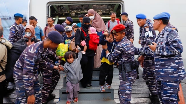 Sejumlah pemudik yang menggunakan KRI Banda Aceh-593 tiba di Dermaga Komando Lintas Laut Militer (Kolinlamil), Tanjung Priok, Jakarta, Senin (15/4/2024). [Suara.com/Alfian Winanto]