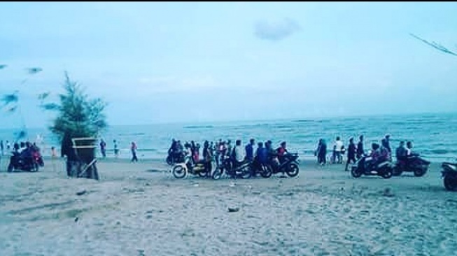 Pantai Tiku Ramai Dikunjungi Wisatawan Selama Libur Lebaran