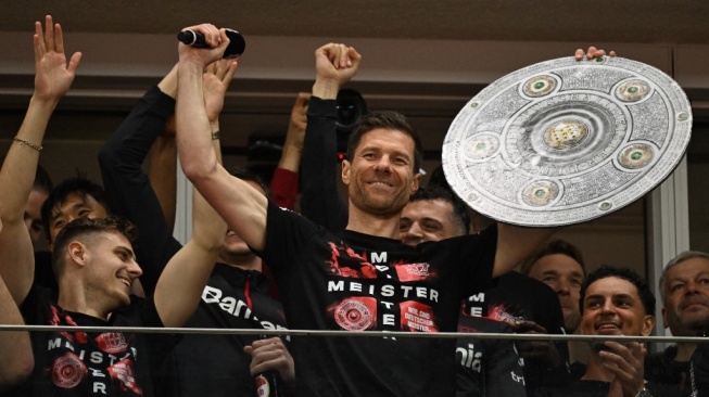 Pelatih Bayer Leverkusen, Xabi Alonso melakukan selebrasi usai timnya memastikan gelar juara Bundesliga Jerman 2023/2024. [Ina Fassbender / AFP]