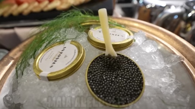 Maia Estianty suguhkan caviar saat halal bi halal. (YouTube/Maia AlElDul TV)