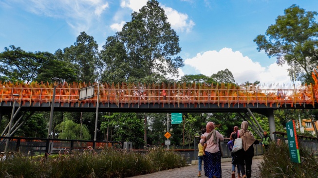 Sejumlah warga saat berwisata di Tebet Eco Park, Tebet, Jakarta, Senin (15/4/2024). [Suara.com/Alfian Winanto]