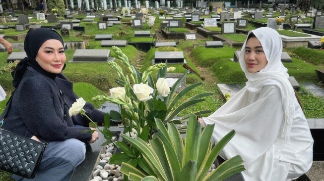 Aaliyah Massaid dan Reza Artamevia berziarah ke makam Adjie Massaid [Instagram/@aaliyahmassaid]