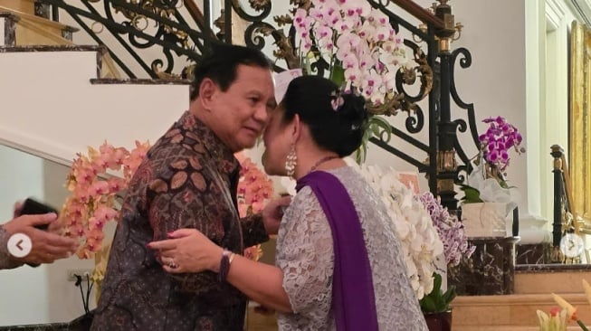 Momen Kasih Tumpeng ke Prabowo Subianto Jadi Ledekan Warganet. (Dok. Instagram/TitiekSoeharto)