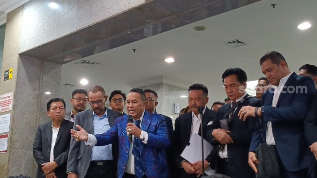 Jomplangnya Pendidikan Hotman Paris Vs Rocky Gerung, Dari Debat MK Ujung-ujungnya Nantang Duel di Ring Tinju