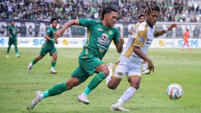 Pemain Persebaya Surabaya Catur Pamungkas (kiri) berebut bola dengan pemain Dewa United Alta Ballah (kanan) saat pertandingan pekan ke-31 Liga 1 Indonesia di Stadion GBT Surabaya, Selasa (16/4/2024). ANTARA/Rizal Hanafi