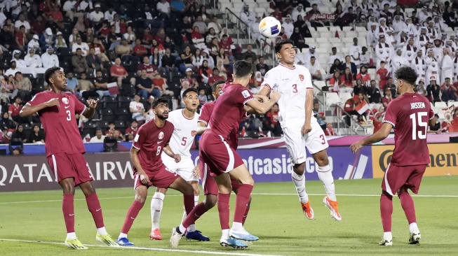 Pesepak bola Timnas U-23 Indonesia Muhammad Ferarri (kedua kanan) menyundul bola saat melawan Timnas U-23 Qatar pada Kualifikasi Grup A Piala Asia U-23 2024 di Stadion Jassim Bin Hamad, Doha, Qatar, Senin (15/4/2024). ANTARA FOTO/HO-PSSI/mrh/YU 