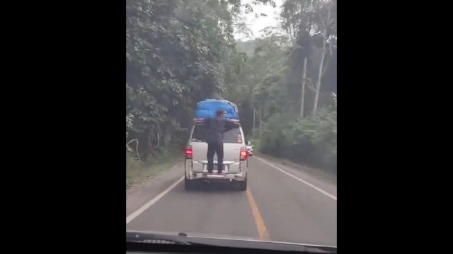 Bahaya, Pemudik Nekat Gantung di Belakang Mobil Bikin Sport Jantung