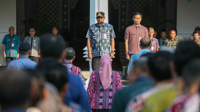 Mulai Ngantor, Pj Gubernur Jateng Minta ASN Berikan Pelayanan yang Terbaik untuk Masyarakat