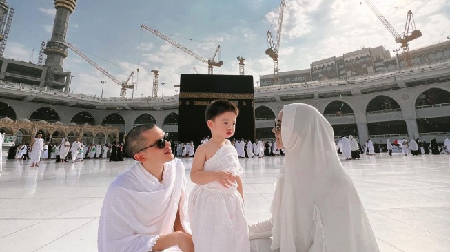 Rezky Aditya menunaikan ibadah umrah pada tahun 2022 (Instagram.com/@citraciki)