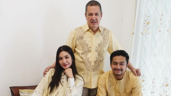 Potret Mikha Tambayong dan Ayah Ikut Rayakan Lebaran. (Instagram/miktambayong)
