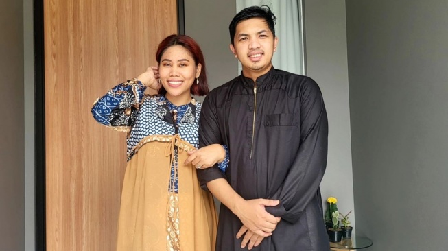 Evi Masamba dan suami, Arief Hajrianto. [Instagram]