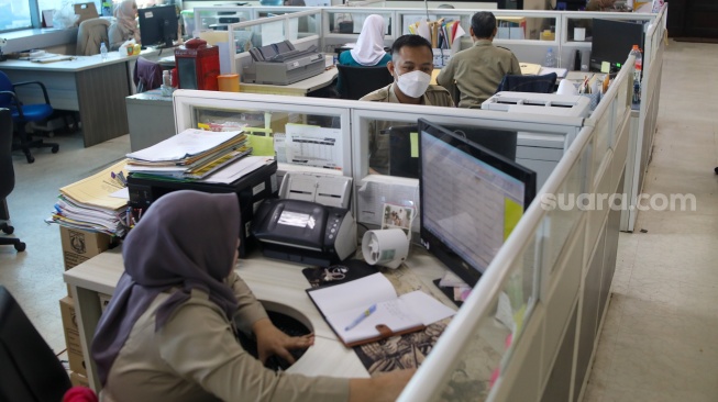 Aparatur sipil negara (ASN) beraktivitas saat hari pertama kerja di gedung Balaikota DKI Jakarta, Selasa (16/4/2024). [Suara.com/Alfian Winanto]