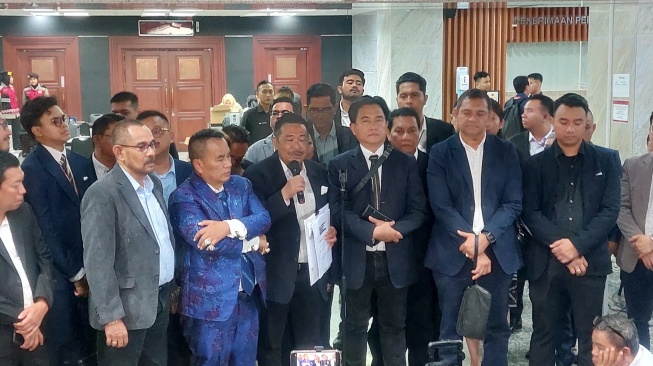 Ketua Tim Hukum Prabowo-Gibran menyerahkan dokumen kesimpulan hasil sengketa Pilpres 2024 ke Mahkamah Konstitusi (MK), Selasa (16/4/2024). [Suara.com/Rakha]