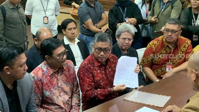 Sekjen PDIP Hasto Kristiyanto mengatakan Ketua Umum PDIP Megawati Soekarnoputri menuliskan amicus curiae dengan menggunakan tinta berwarna merah. (Suara.com/Rakha)