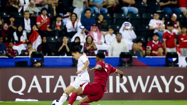 Gelandang Timnas Indonesia U-23, Witan Sulaeman mendapat tekel keras dari pemain Qatar U-23, Saifeldeen Fadlalla dalam matchday pertama Grup A Piala Asia U-23 2024 di Stadion Jassim bin Hamad, Doha, Senin (15/4/2024) malam WIB. [Dok. PSSI]