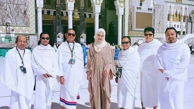 Luna Maya menunaikan ibadah umrah pada tahun 2019 (Instagram.com/@lunamaya.story)