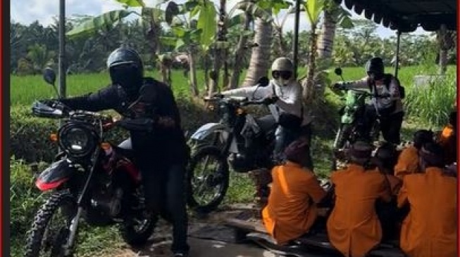 Salut, Rombongan Touring Ini Tuntun Motornya Saat Ada Upacara