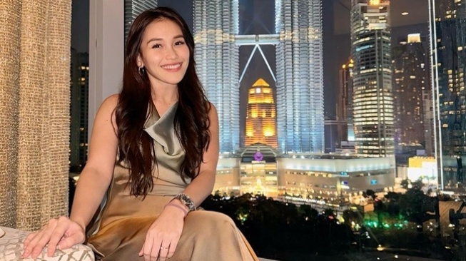 10 Potret Ayu Ting Ting Liburan di Kuala Lumpur bareng Keluarga, Jajal Gondola hingga Foto Bareng Idol Korea