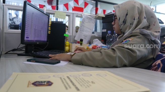 Aparatur sipil negara (ASN) beraktivitas saat hari pertama kerja di gedung Balaikota DKI Jakarta, Selasa (16/4/2024). [Suara.com/Alfian Winanto]