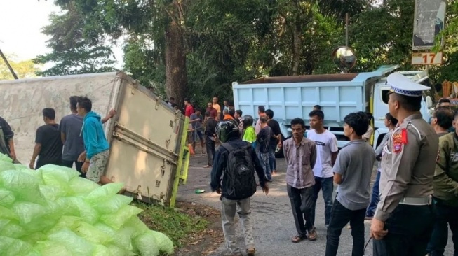 Truk Terbalik di Kelok 44 Agam, Akses Jalan Bukittinggi-Lubuk Basung Terganggu