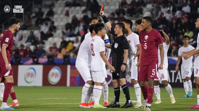 Wasit Nasrullah Kabirov mengacungkan kartu merah kepada pemain Timnas Indonesia U-23 dalam matchday pertama Grup A Piala Asia U-23 2024 kontra Qatar U-23 di Stadion Jassim bin Hamad, Doha pada Senin (15/4/2024) malam WIB. [PSSI]