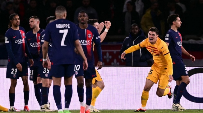 Bek Barcelona Andreas Christensen (kedua dari kanan) merayakan gol ketiga timnya pada pertandingan sepak bola leg pertama perempat final Liga Champions UEFA antara Paris Saint-Germain (PSG) dan FC Barcelona di stadion Parc des Princes di Paris pada 10 April , 2024.Miguel MEDINA / AFP