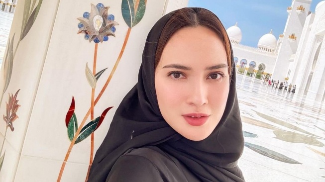 Bikin Geger Warganet, Ini Potret Cantik Shandy Aulia Berhijab Saat Liburan ke UAE