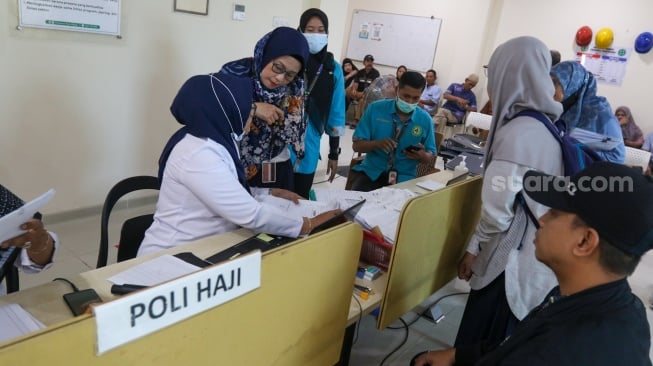 Calon jamaah haji mengikuti vaksinasi meningitis di Puskesmas Pasar Minggu, Jakarta, Rabu (17/4/2024). [Suara.com/Alfian Winanto]