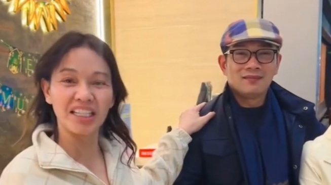 Seperti Kurang Nyaman, Ekspresi Ridwan Kamil Disentuh Bunda Corla  Jadi Sorotan