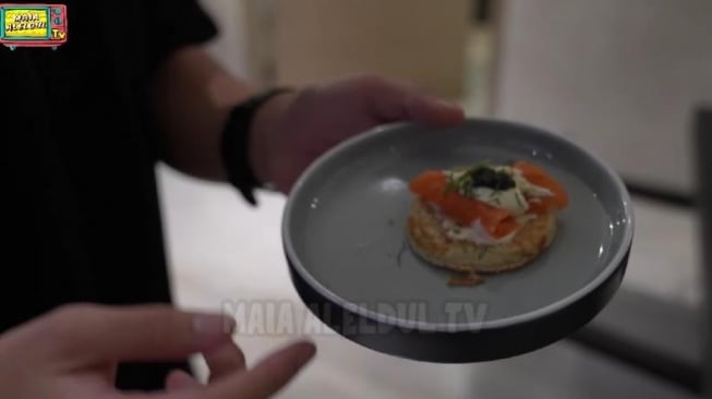 Maia Estianty suguhkan salmon caviar saat Lebaran. (YouTube/Maia AlElDul TV)