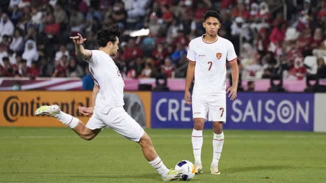 Marselino Ferdinan dan Nathan Tjoe-A-On di laga melawan Qatar U-23 (pssi.org)