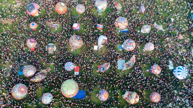 Foto udara atraksi balon udara saat Pekalongan Balon Festival di Lapangan Mataram, Kota Pekalongan, Jawa Tengah, Rabu (17/4/2024). [ANTARA FOTO/Harviyan Perdana Putra/rwa.]