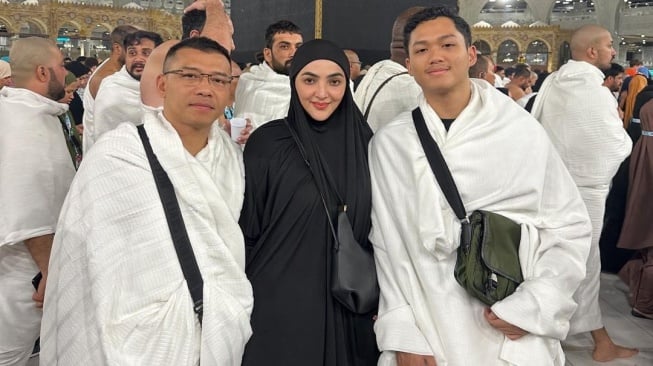 Anang Hermansyah, Ashanty, dan Azriel Hermansyah saat menjalani ibadah umrah. [Instagram]