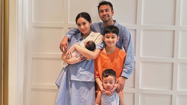 Pasangan Artis yang Adopsi Anak (instagram/@raffinagita1717)