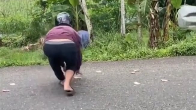 Viral, Uang Berhamburan di Jalan Pria Ini Cari Pemilik Aslinya: Abis Lebaran masih Ada Orang Baik